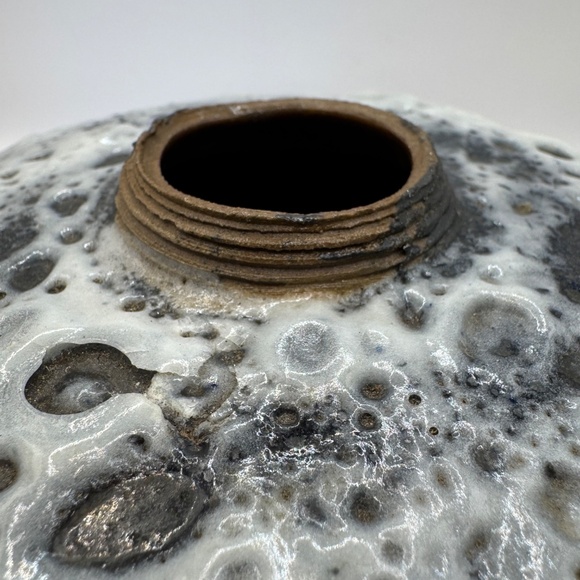 Unsigned studio stoneware pottery fat lava vase. Scandinavian inspired decor. - Picture 7 of 9